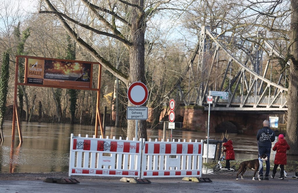 Bei einem vergangenen Hochwasser mussten in Halle an der Saale bereits Wege gesperrt werden.