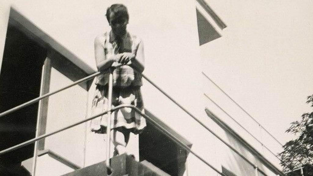 Eine neue Ausstellung im Meisterhaus Feininger ist in Vorbereitung. Bilder von T. Lux Feininger geben Einblick in das Leben der Familie. Hier: Julia Feininger auf dem Balkon,1927