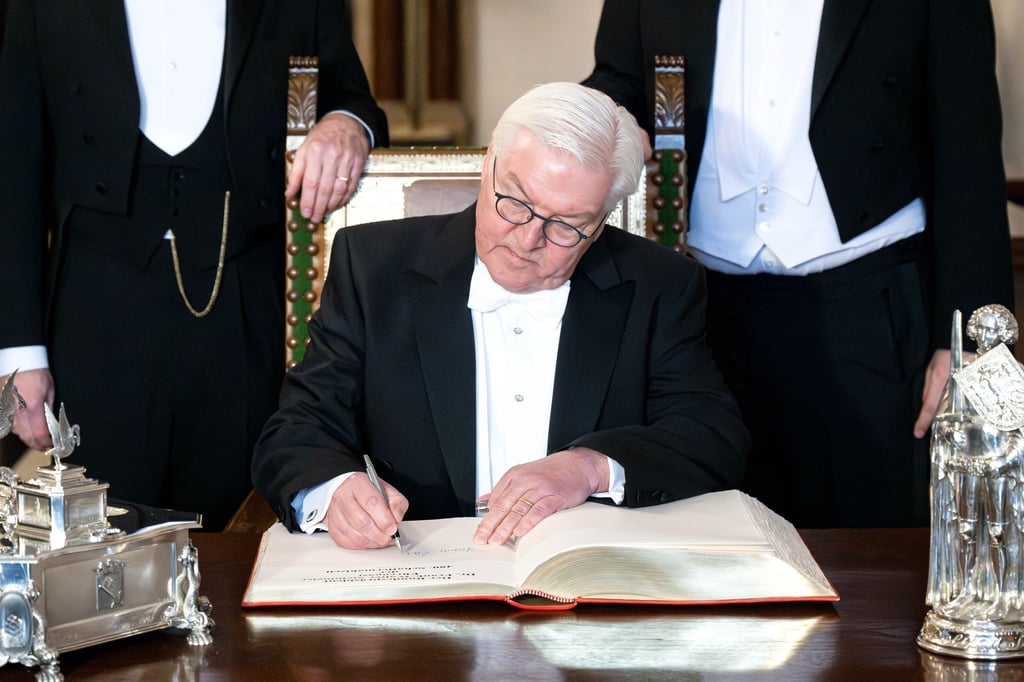 Bundespräsident Frank-Walter Steinmeier trägt sich in das goldene Buch der Stadt Bremen ein.
