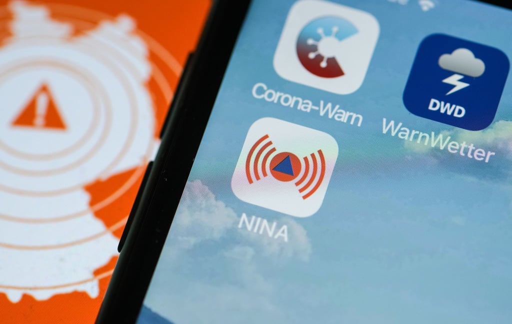 Verschiedene Warn-Apps, darunter die Notfall-Informations- und Nachrichten-App "Nina" des Bundesamts für Bevölkerungsschutz und Katastrophenhilfe, sind auf auf einem Smartphone zu sehen.