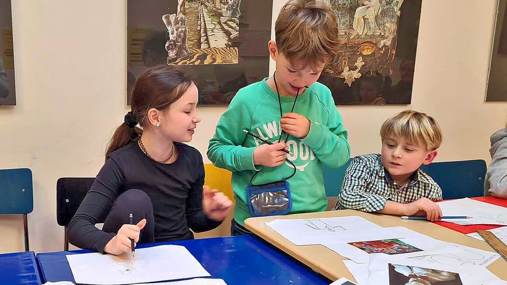 Wie man selbst Karikaturen zeichnet, probierten die Kinder aus Kamern in der Kreativwerkstatt vom Kinder- und Familienmuseum in Stendal.