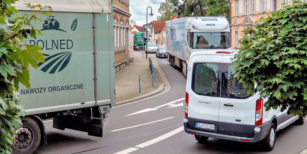 Ein Blick in die Salzstraße während des Berufsverkehrs. Für Fußgänger ist ein Überqueren der Straße nahezu unmöglich oder nur unter höchster Gefahr.