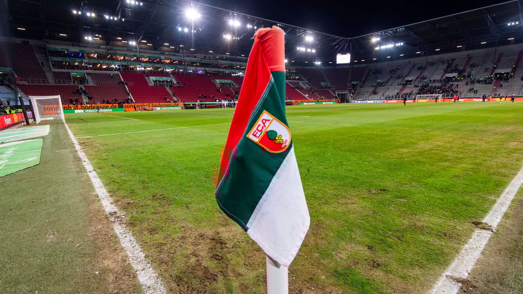 Der Rasen in Augsburg vor dem Spiel gegen RB Leipzig: zerzaust und rumpelig