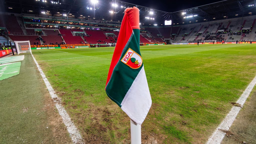 Der Rasen in Augsburg vor dem Spiel gegen RB Leipzig: zerzaust und rumpelig