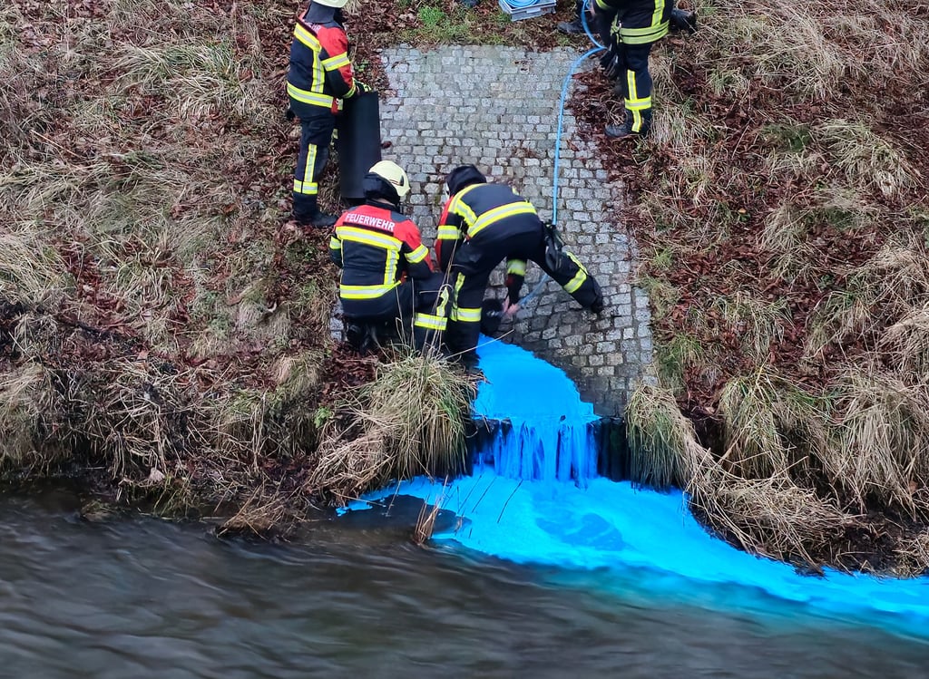Eine tiefblaue Flüssigkeit läuft am Donnerstagnachmittag (8. Februar) in der Fritz Brandt Straße in die Zerbster Nuthe. Feuerwehr und Ordnungsamt sind vor Ort.
