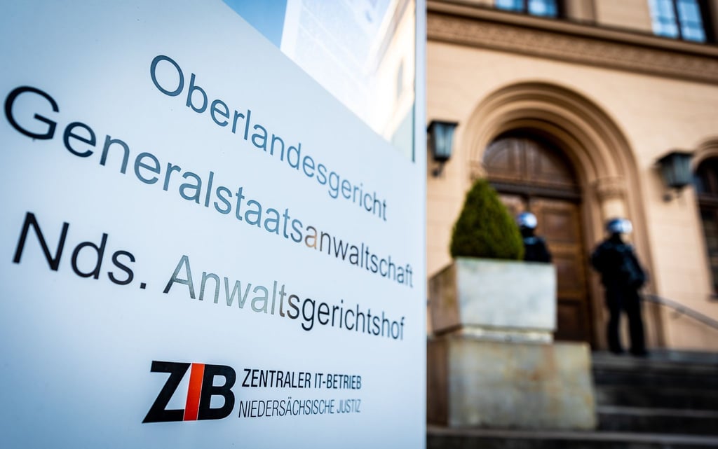 Ein Schild mit der Aufschrift "Oberlandesgericht - Generalstaatsanwaltschaft - Nds. Anwaltsgerichtshof".