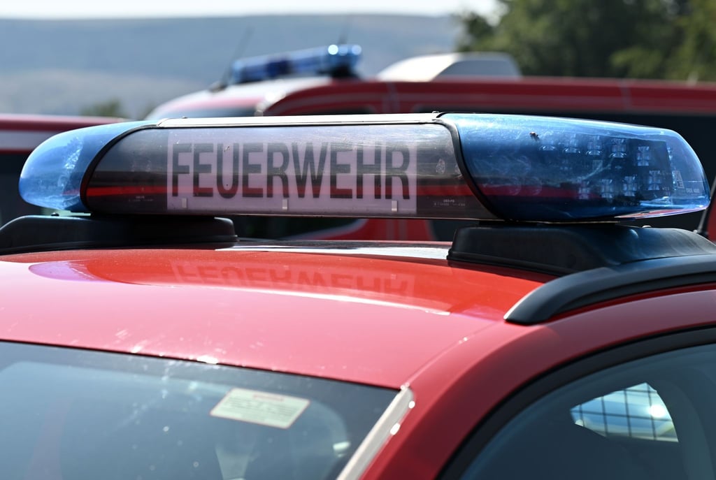 Ein Feuerwehrfahrzeug steht am Thüringer Wald.