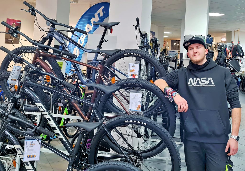 John Skowronek arbeitet im Fahrradladen auf dem Neumarkt in Zeitz.