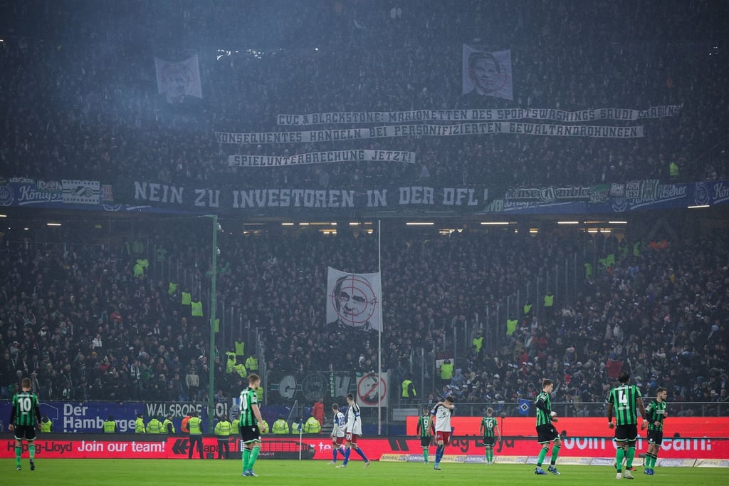 Banner der Fans von Hannover 96 sorgten für eine Spielunterbrechung in Hamburg.