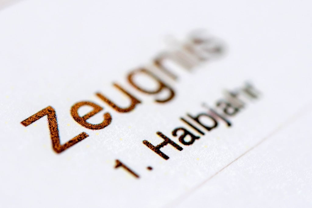 Die Aufschrift „Zeugnis 1. Halbjahr“ steht auf einem Halbjahreszeugnis einer Schule.