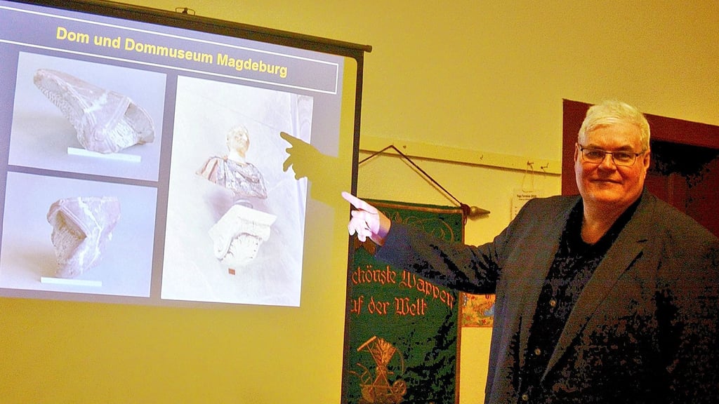 In Gutenswegen berichtet Archäologe Rainer Kuhn über den Fund, der jahrelang in Gutenswegen verweilte. Vermurtet wird, dass das Bruchstück seinerzeit zu einer antiken Büste gehörte.