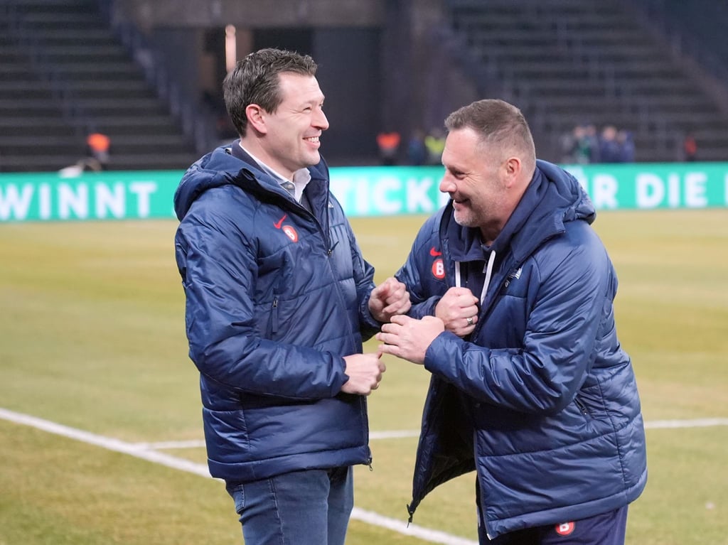 Herthas Sportdirektor Benjamin Weber (l) und Trainer Pal Dardai albern vor dem Spiel.