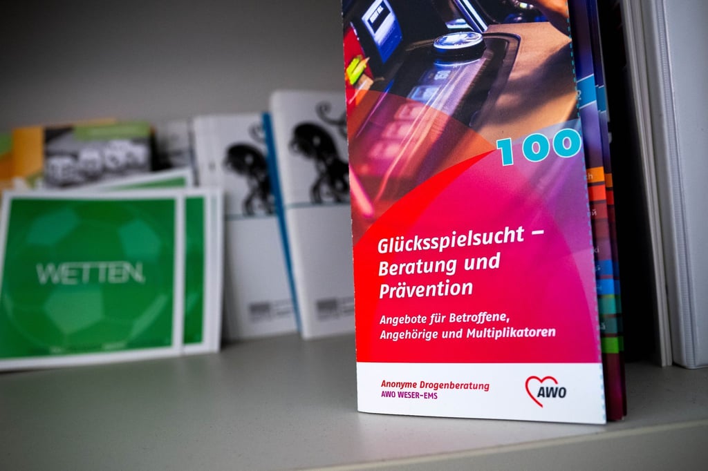 Ein Flyer mit der Aufschrift „Glücksspielsucht - Beratung und Prävention“.