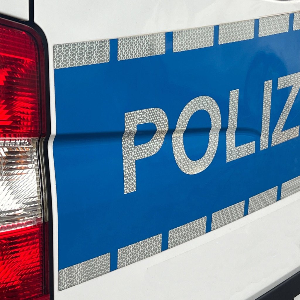 Auf der A 14 bei Leipzig ist ein VW-Transporter mit einem abgelösten brennenden Reifen zusammengestoßen.