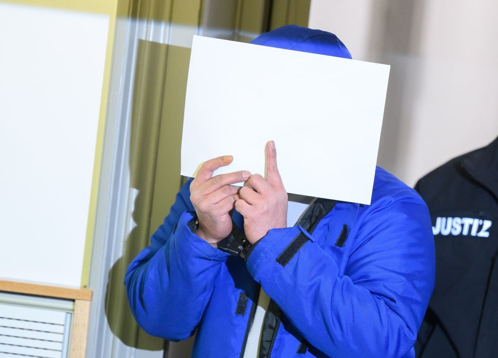 Der Angeklagte kommt in den Gerichtssaal im Landgericht Braunschweig.