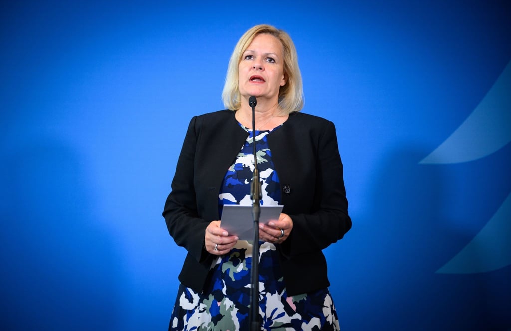 Bundesinnenministerin Nancy Faeser (SPD) findet, „dass die persönlichen und finanziellen Verbindungen in rechtsextremen Netzwerken stärker ausgeleuchtet werden müssen“.