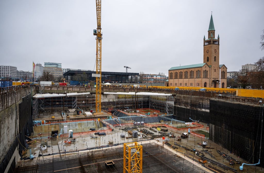 Der Grundstein für das neue Museum berlin modern wird auf der Baustelle in die Baugrube gehoben.