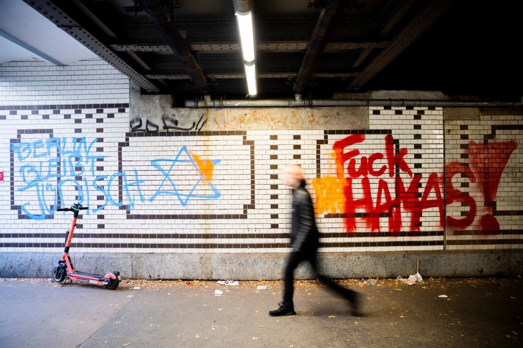 Parolen "Berlin bleibt jüdisch" und "Fuck Hamas" sind in der Unterführung des S-Bahnhofs Berlin-Friedenau zu sehen.
