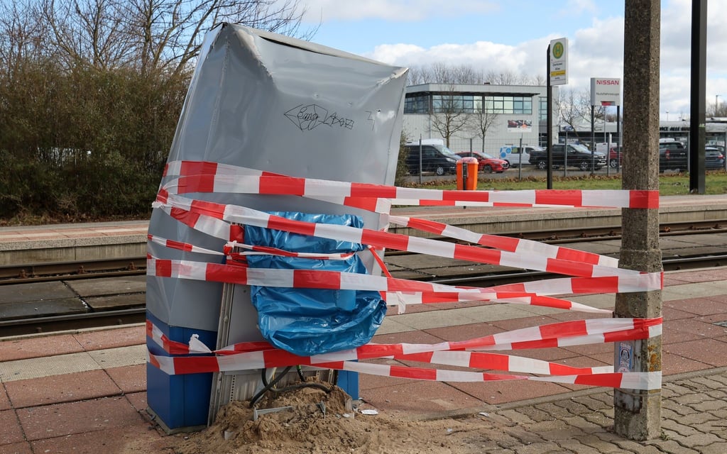 An einer Haltestelle stehen die Reste eines Fahrkartenautomaten, der gesprengt wurde.