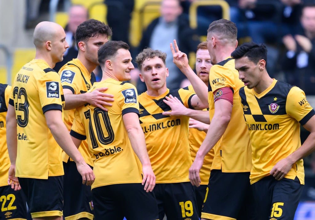 Dynamos Luca Herrmann (4.v.l.) jubelt nach seinem Tor zum 2:0 mit Tobias Kraulich (l-r), Jakob Lewald, Jakob Lemmer, Paul Will, Stefan Kutschke und Claudio Kammerknecht.