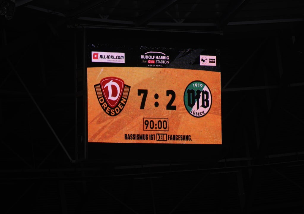 Der Endstand von 7:2 steht auf einer Anzeigetafel.