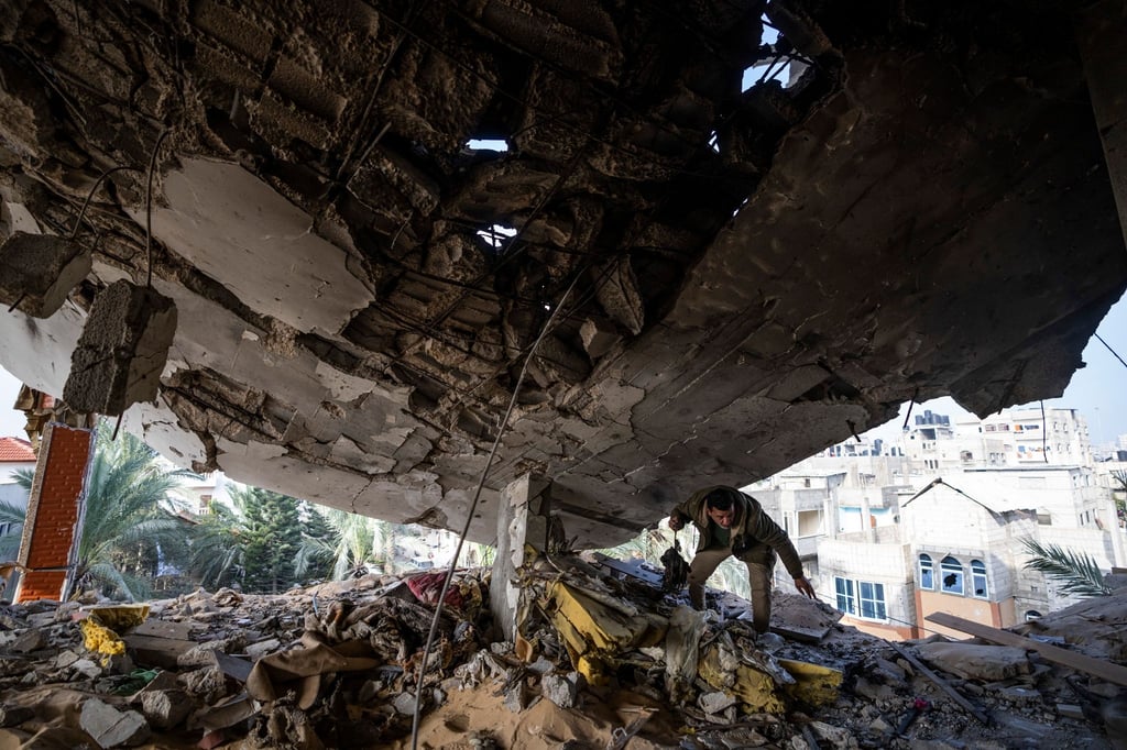 Ein Palästinenser rettet seine Habseligkeiten nach einem israelischen Angriff auf Rafah.