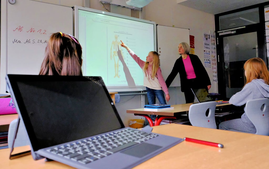 Unterricht in der Grundschule „Am Regenstein“ in Blankenburg. Dort sind Tablets für die Schüler und die Arbeit mit interaktiven Tafeln bereits Standard.