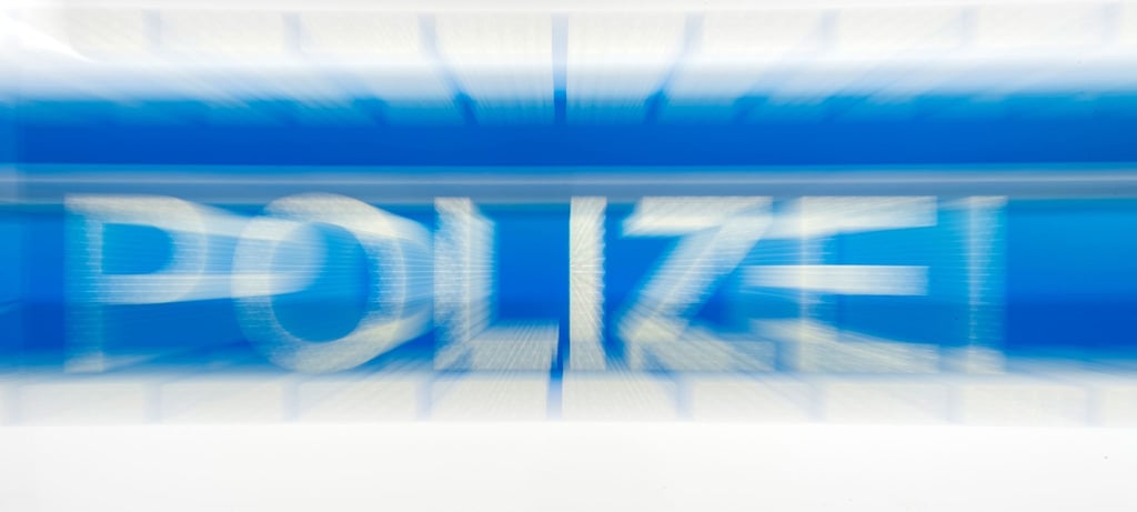 Der Schriftzug Polizei ist auf einem Einsatzwagen zu sehen.