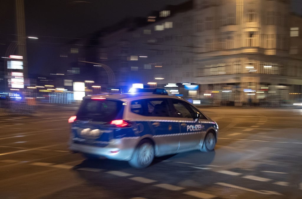 Ein Polizeiwagen fährt durch die Stadt.