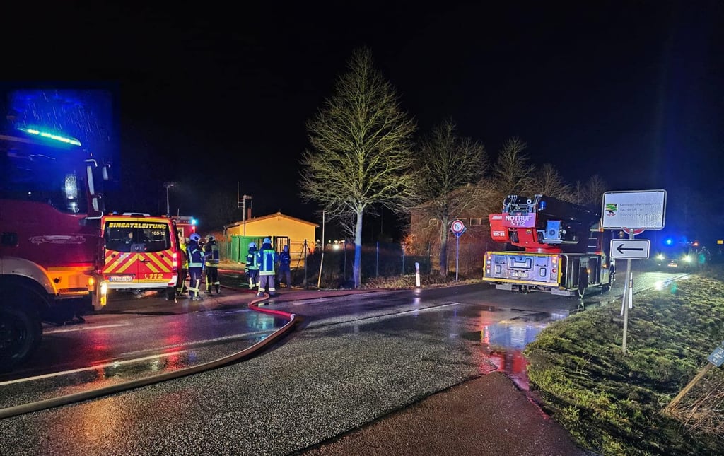 Die Feuerwehren Harzgerode und Neudorf waren am Samstagmorgen wegen eines Feuers in der Fahrzeughalle der Straßenmeisterei in Harzgerode im Einsatz.