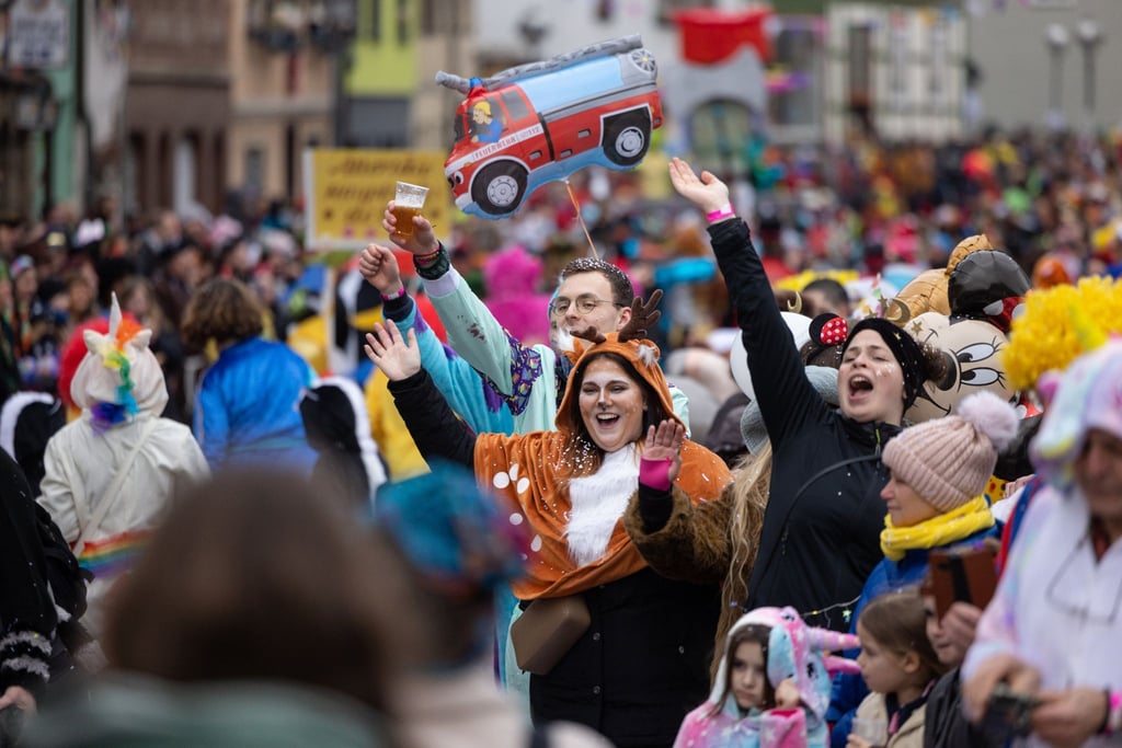 Narren ziehen beim Festumzug 2023 durch den Ort mit der längsten Karnevalstradition in Thüringen.