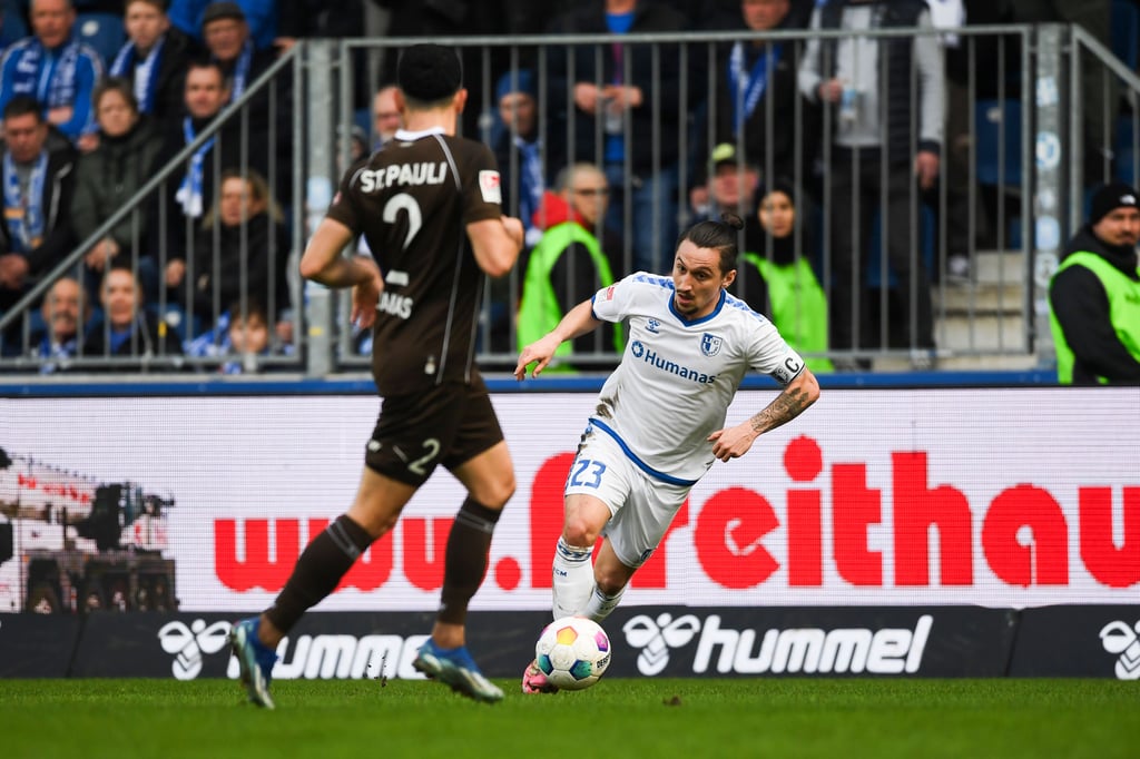 Der 1. FC Magdeburg besiegt den FC St. Pauli. Wegen eines Torwartfehlers verlieren die Hamburger zum ersten Mal in der 2. Bundesliga.