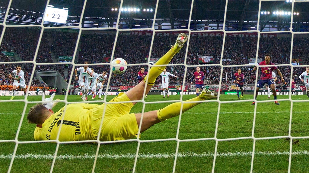 Hielt den Strafstoß von RB-Stürmer Lois Openda: FCA-Schlussmann Finn Dahmen