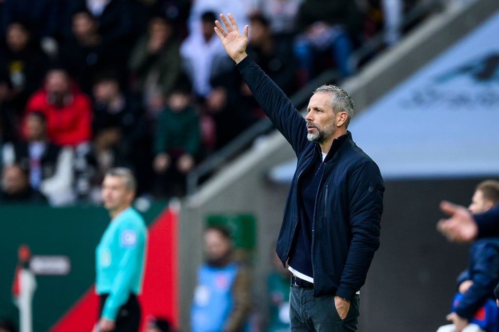 Leipzigs Trainer Marco Rose gestikuliert.