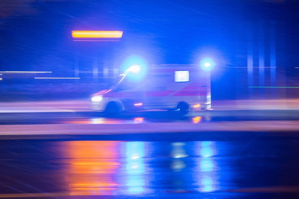 Ein Krankenwagen fährt über eine Straße.