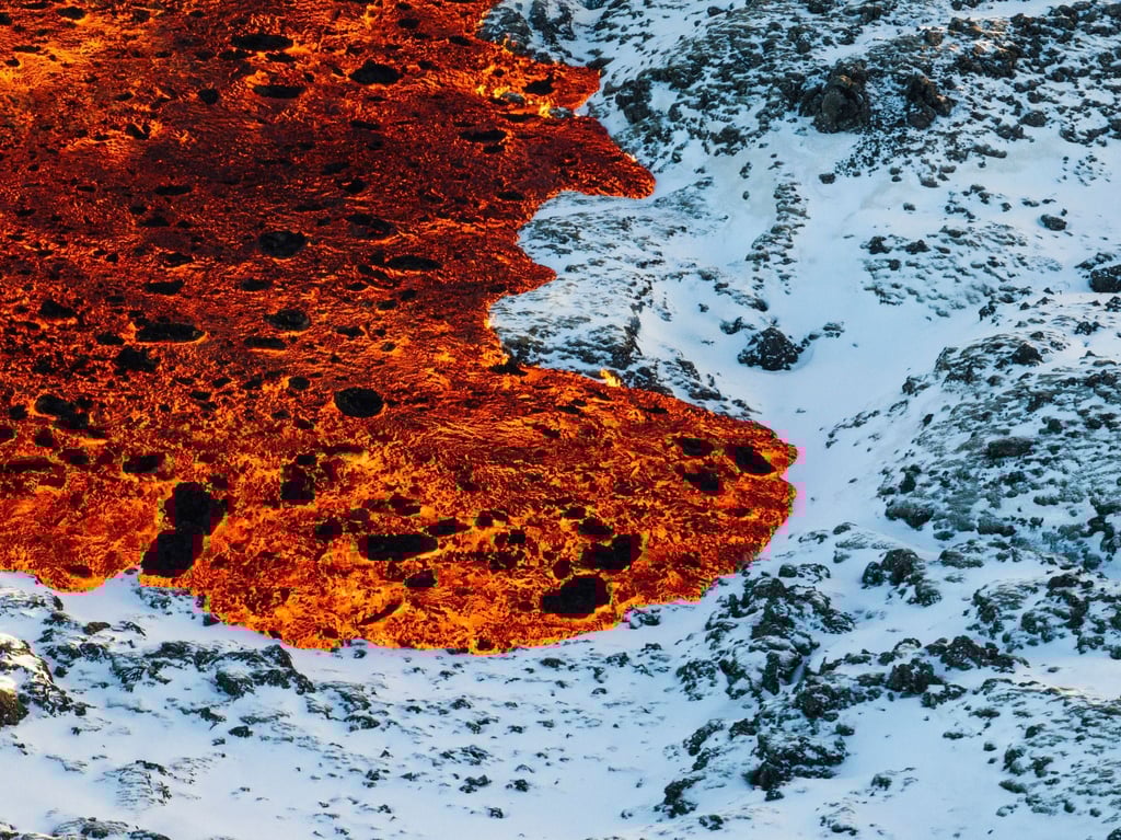 Am Donnerstag floss Lava über die Hauptstraße nach Grindavik.