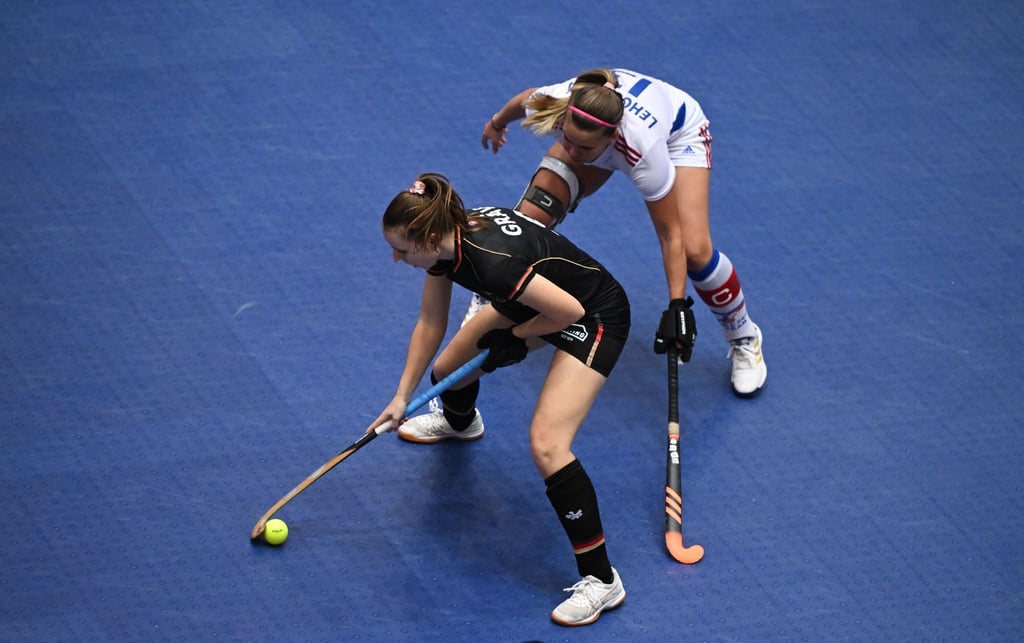 Deutschlands Elisa Gräve (l) und die Tschechin Adela Lehovcova kämpfen um den Ball.