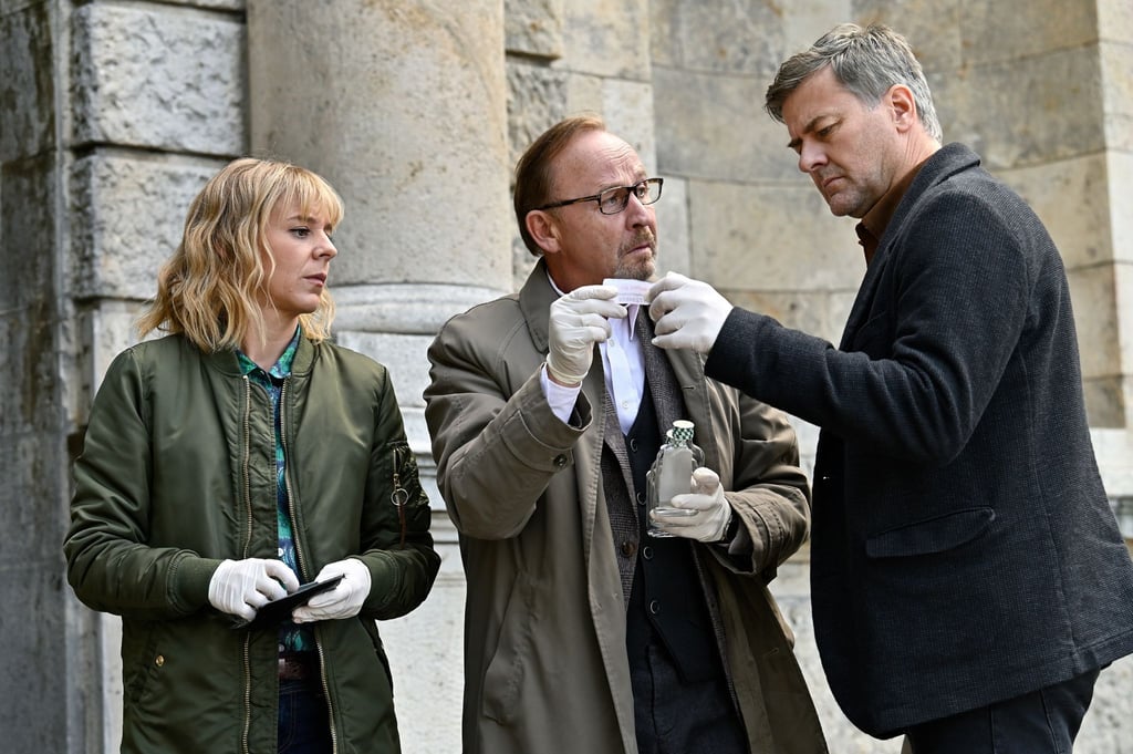 Die Kommissare Angelika Flierl (Bernadette Heerwagen, l-r), Ludwig Schaller (Alexander Held) und Harald Neuhauser (Marcus Mittermeier).