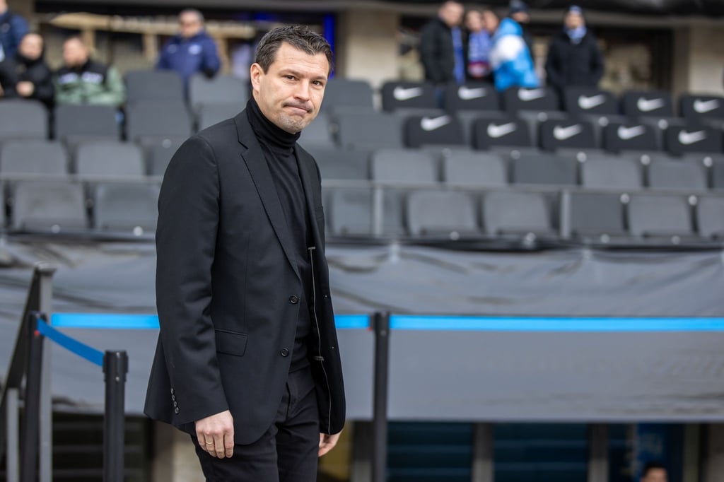 Benjamin Weber, Sportdirektor von Hertha BSC, betritt in schwarzer Kleidung das Stadion.