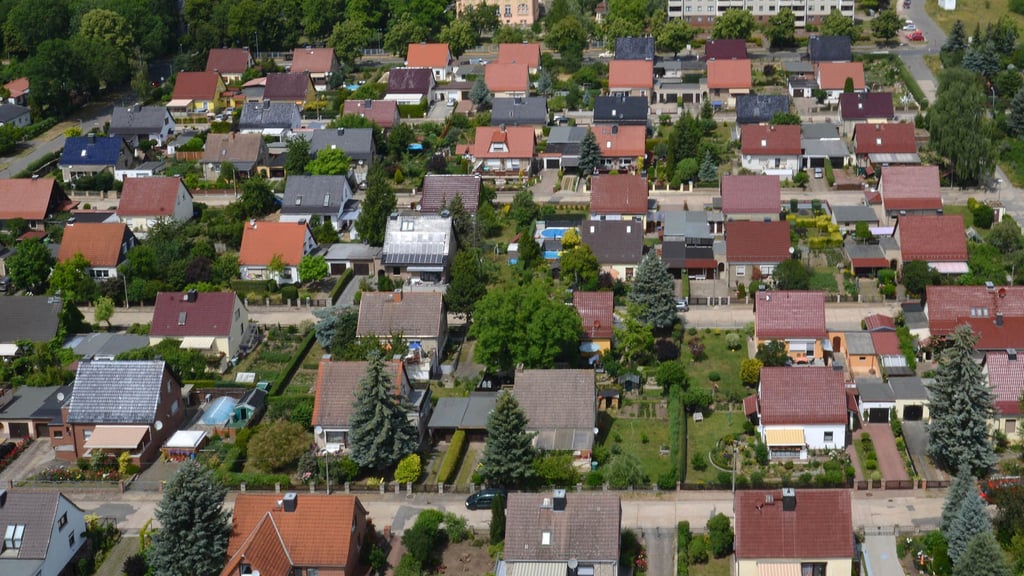 Das „Musikerviertel“ in Aschersleben aus der Vogelperspektive. Der Preis für Einfamilienhäuser in Aschersleben ist 2023 gestiegen.
