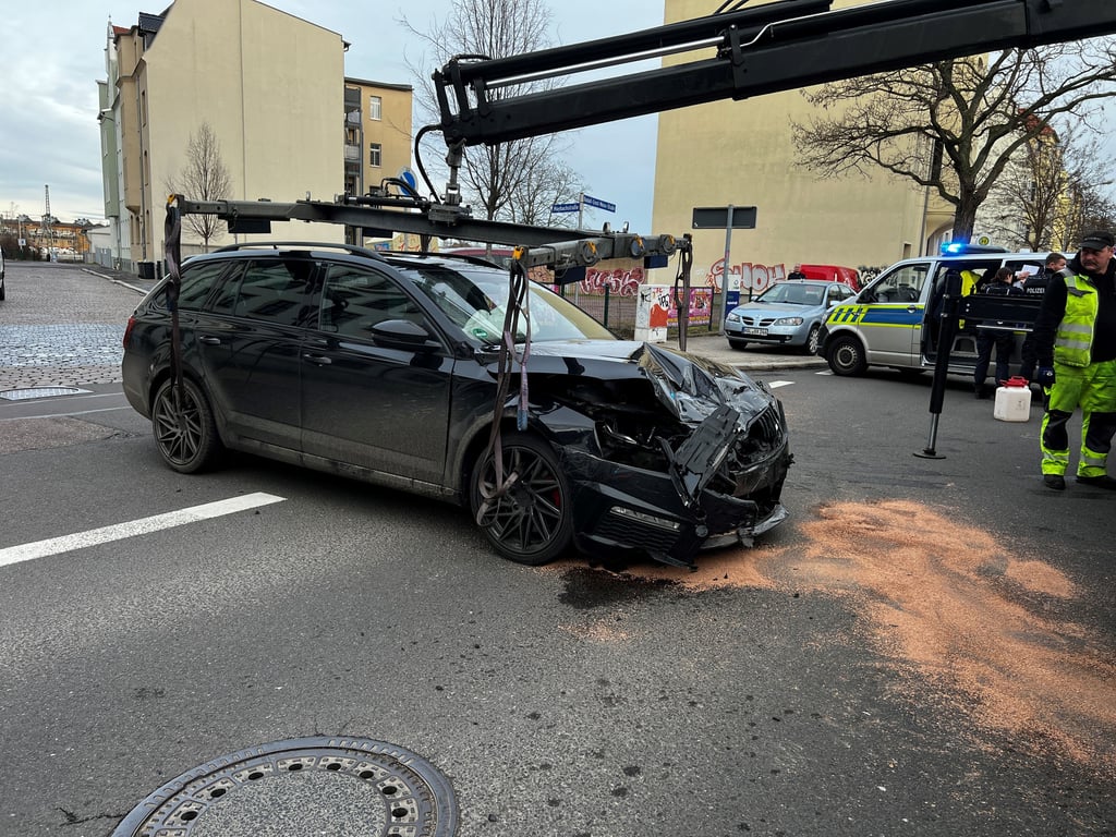 Unfall in Halle: Ein Pkw war in der Front komplett zerstört und musste abgeschleppt werden.