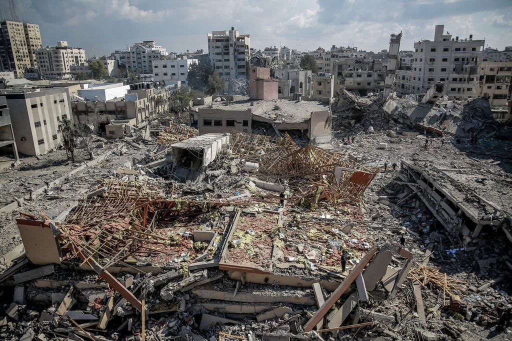 In dem von der UNRWA Mitte Oktober verlassenen Hauptquartier der UN-Organisation hat das israelische Militär eigenen Angaben nach große Mengen von Waffen und Sprengstoff gefunden.