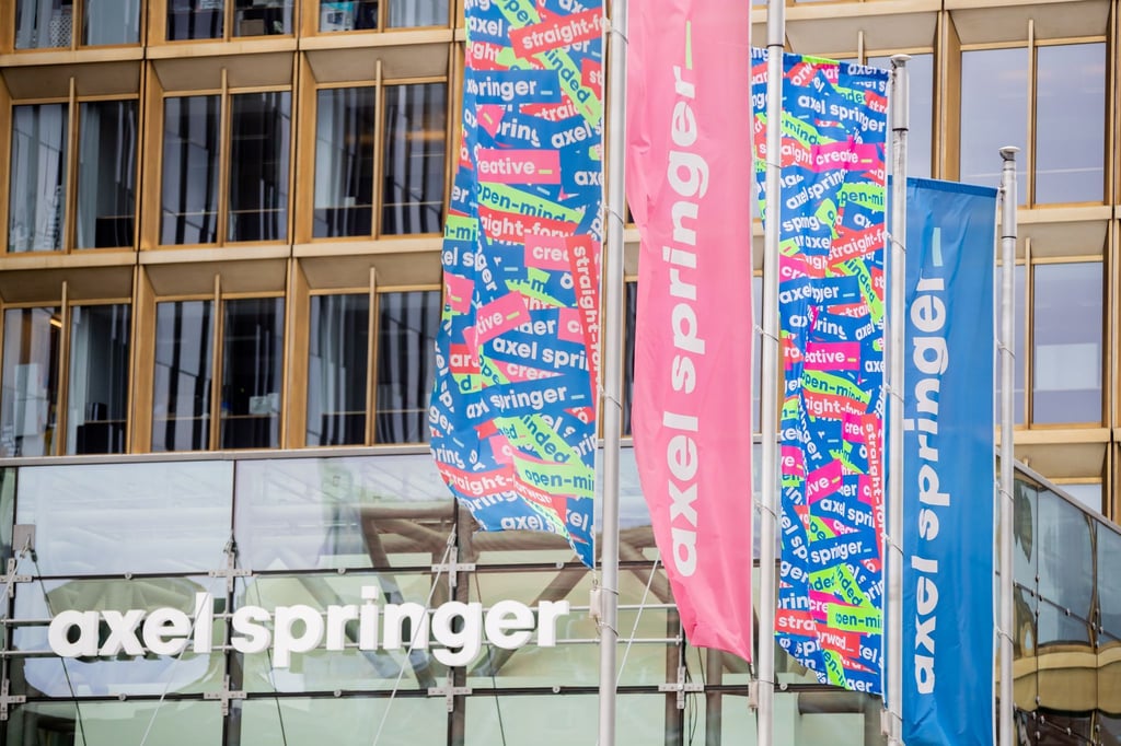 Fahnen wehen vor dem Axel-Springer-Hochhaus.