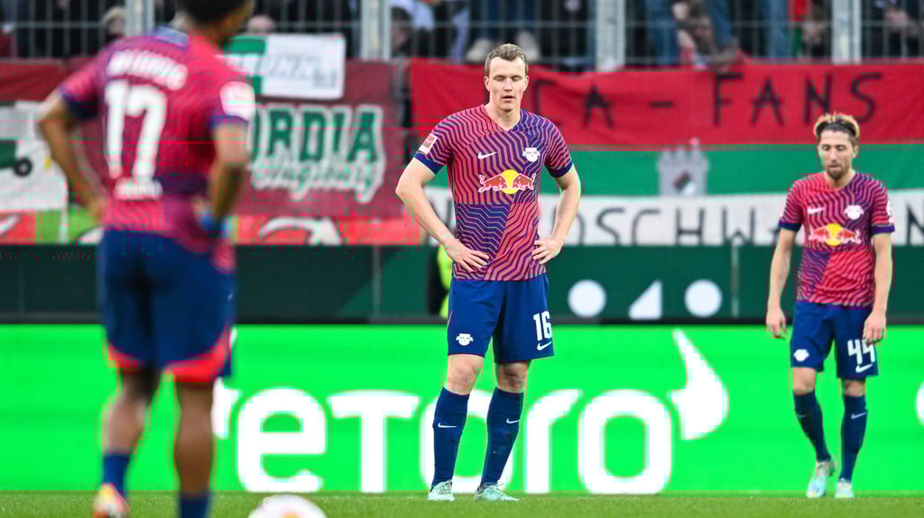 Können den gehaltenen Strafstoß von Lois Openda nicht fassen: Lukas Klostermann (M.) und Kevin Kampl