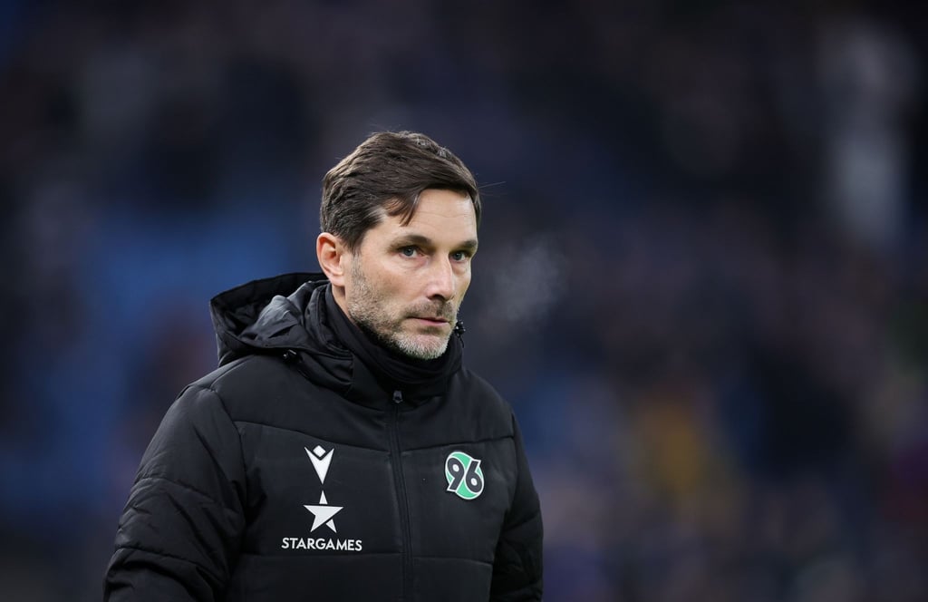 Banner auf der Tribüne sorgten dafür, dass der Unparteiische die Mannschaften nach etwa einer Stunde Spielzeit in die Katakomben schickte - sehr zum Unmut von 96-Trainer Stefan Leitl.