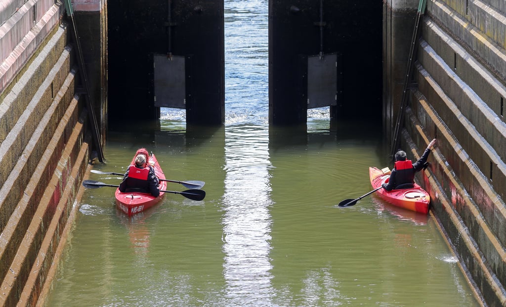 Kanufahrer passieren die Unstrut-Schleuse in Freyburg. Die Schleusensaison an Saale und Unstrut startet am 28. März.