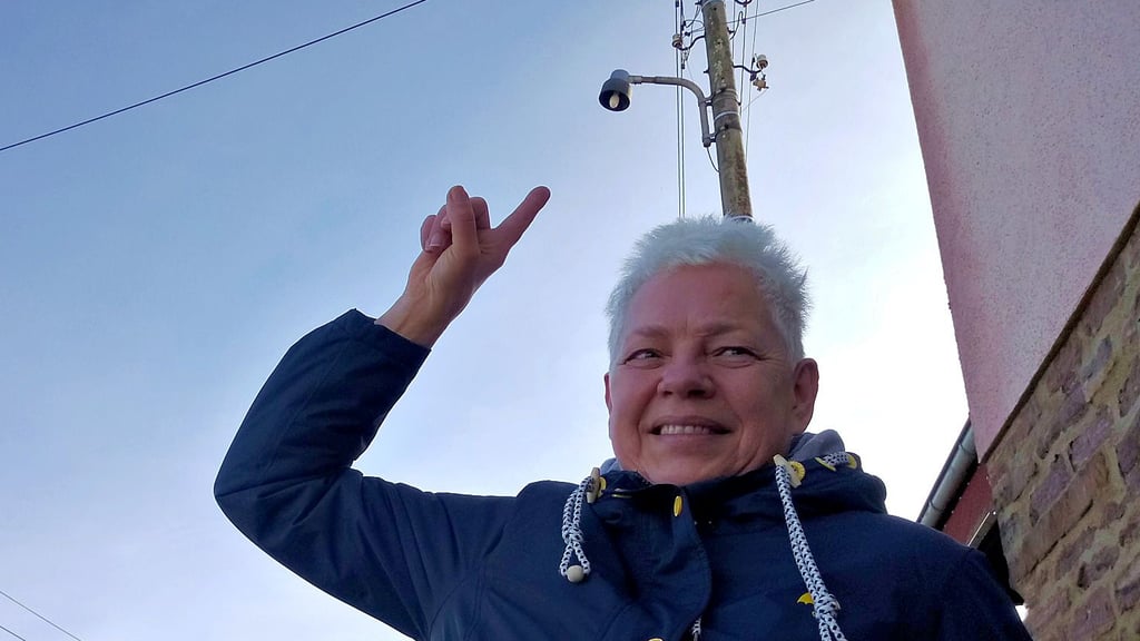 Annette Fink-Drache zeigt auf eine Straßenlaterne in Dreileben. Mit der Beleuchtung im Ort gibt es immer wieder Probleme.