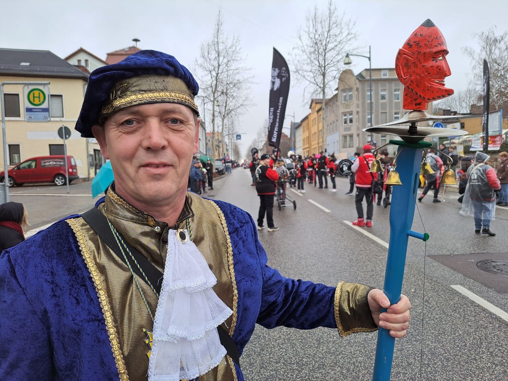 Frank Deddner ist der Zeremonienmeister des WKC und lief am Anfang des Faschingsumzugs durch Weißenfels.