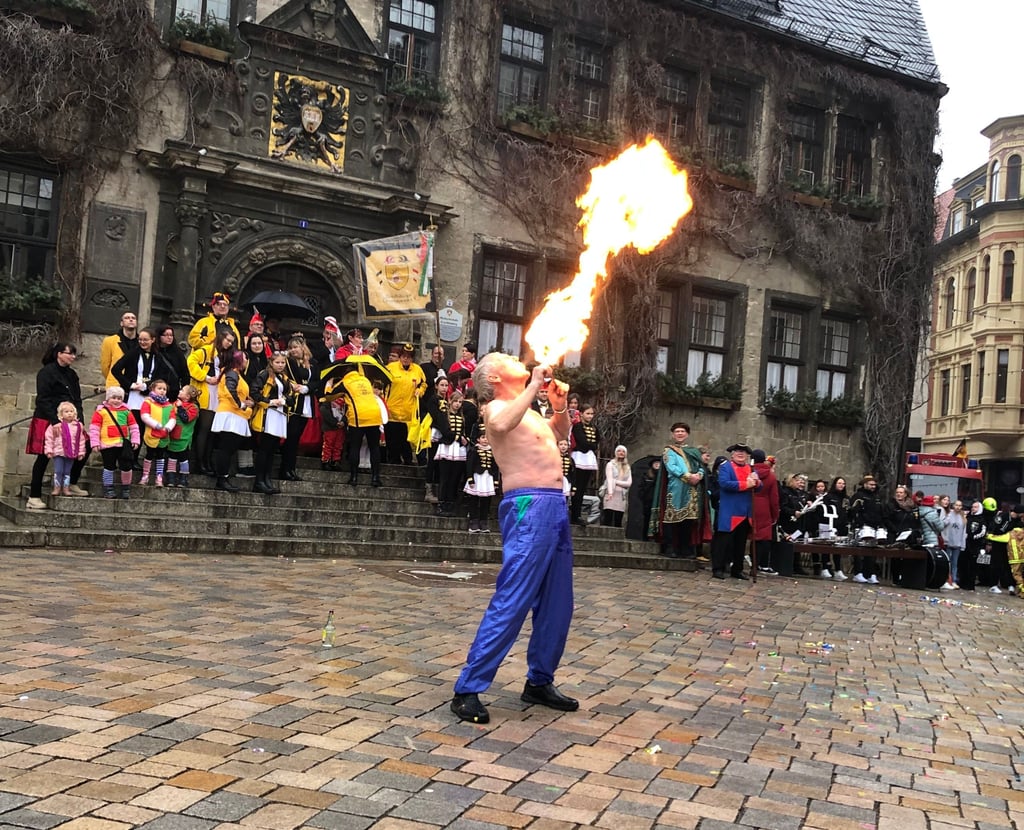 Im Umzug dabei, spuckt Dietmar Völkerling von "HygronPyr" zum Abschluss auf dem Markt Feuer.