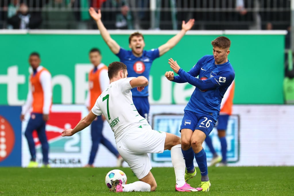Der Fürther Dennis Srbeny (l) kämpft mit Gustav Christensen (r) von Hertha BSC um den Ball.
